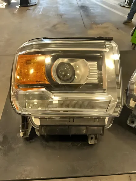 23268191 OEM RH HEADLAMP - OEM | Fits 2016-2017 GMC Sierra